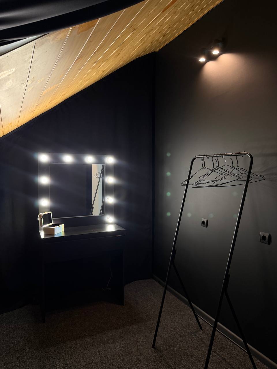 Гримерна кімната Content Studio Uzh